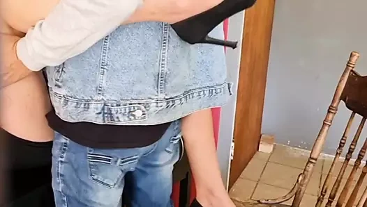 Öğle yemeği sırasında iş yerinde sekreterle aldatıyor