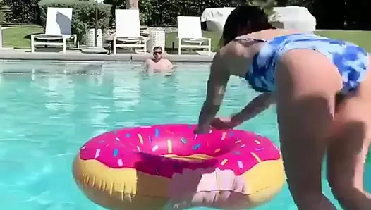 Lucy hale bir havuza atlama