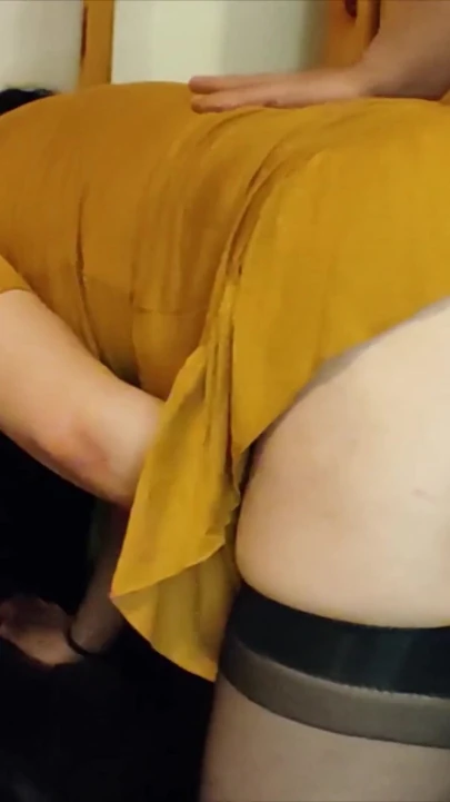 Azgın olgun sürtük amını ve götünü siktirmek için döllenmeyi bekleyemiyor