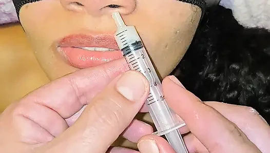 Şırıngaya işiyorum ve boşalıyorum ve sürtük üvey kızımın burnuna atiyorum