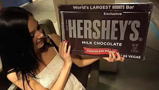 Marley Brinx randevuya çıkıyor, amını ovmana izin veriyor ve banyo yapıyor