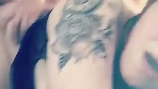 Doggying bir delicesine sıcak mürekkeplenmiş bebek