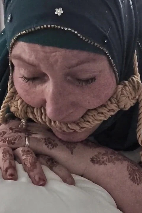 Hijabi aleijado bum bdsm de ambos os ângulos