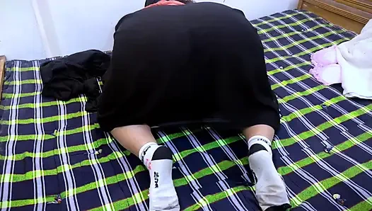 Boşanan Hintli ateşli evli kadın büyük götünü ve amcık deliğini büyük memeli gösteriyor