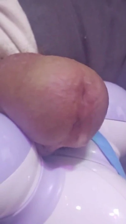 Kremsi bir fındığı patlatana kadar hafif titreşim ve boşalma | Klip 1
