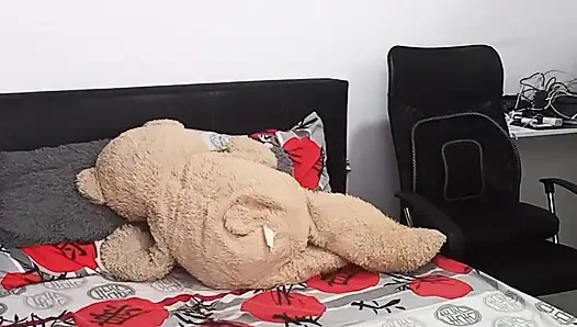 Latin kız bana iç çamaşırlı ateşli bir video gönderiyor.