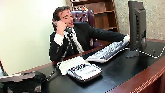 İş bulmaya çalışıyorum ama onun yerine patronum tarafından sikiliyor