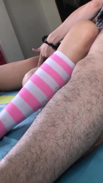 "Üvey babam sikişmek için dışarı çıktığında okuldan sonra üvey kız kardeşimi ıslak amımı parmaklıyorum"