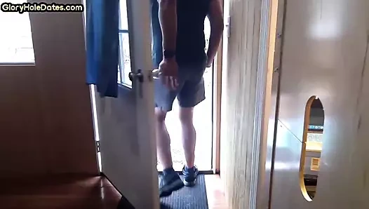 Seks deliği sakso dilf ev yapımı yakın çekimde komşularının yarağını emiyor