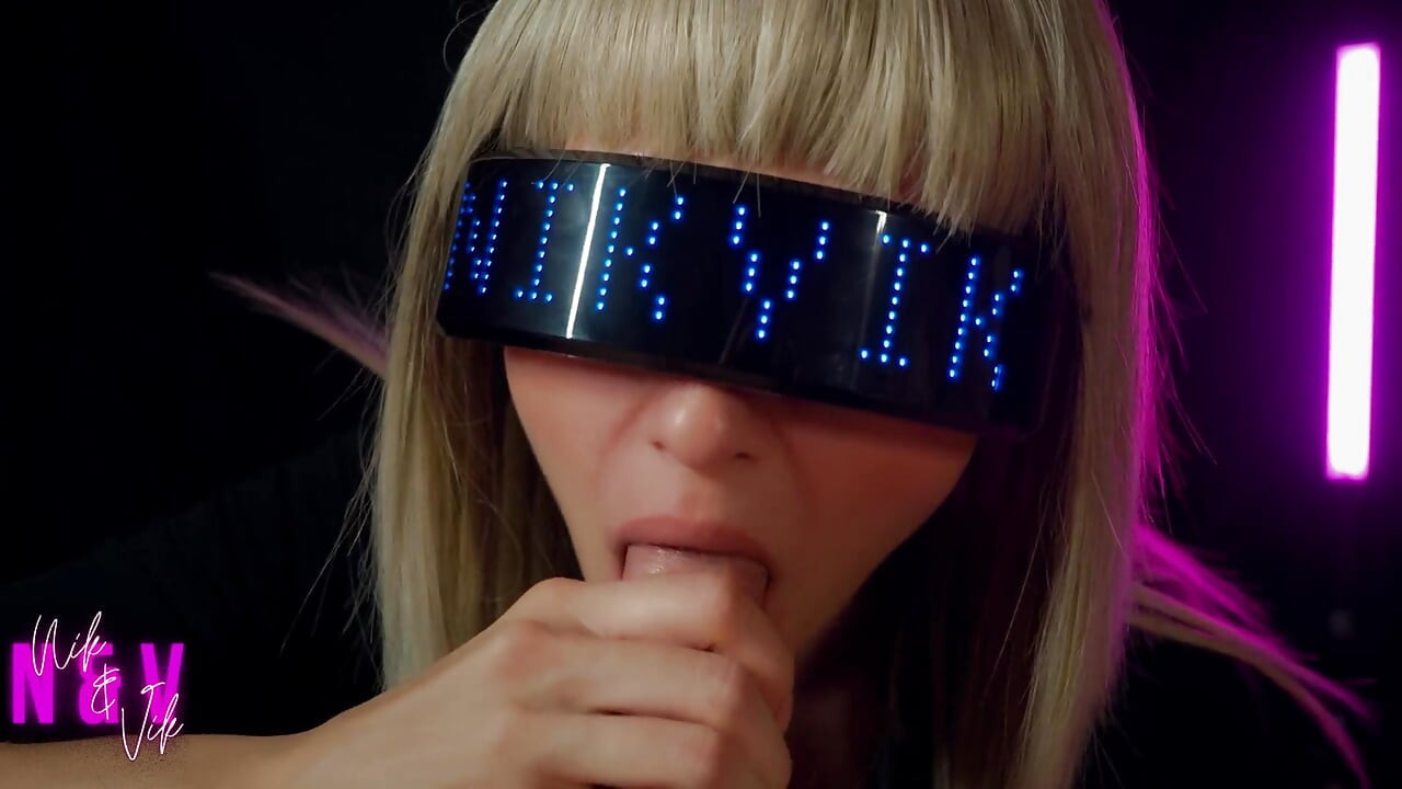 Cyberpunk kız açgözlü bir şekilde hayranının tüm döllerini emiyor
