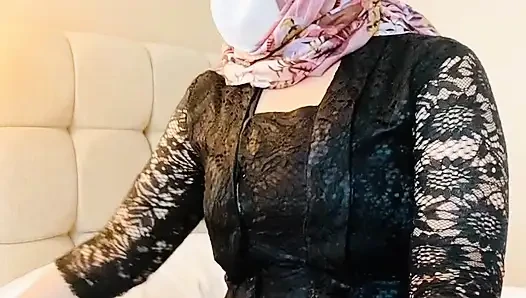 Endonezya geleneksel elbisesi ile solo kadın mastürbasyonu
