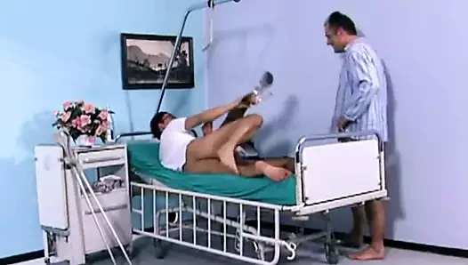 Hemşire hastanın hayati kontrol eder