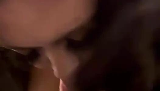 Kocasını en iyi arkadaşıyla aldatan evli kadın