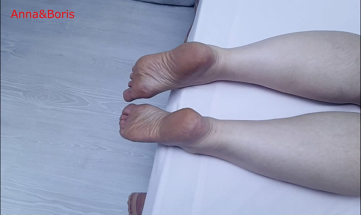 Anna yatakta ayak tabanlarını gösterir. beğenecek misin