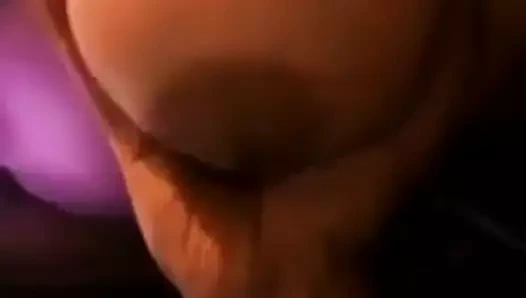 Arap sürtük büyük göğüsleri ile oynuyor (mutlaka görün)