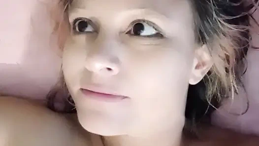 Oyuncağıyla taze banyo yapıyor