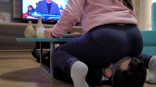 Erkek arkadaşım bana koltuğum olarak hizmet ederken görmezden geliyor ve osuruyor