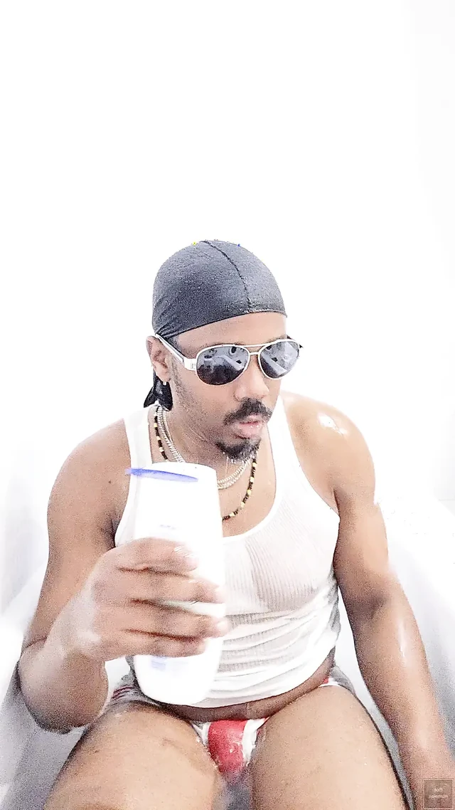 Я моет свое тело в ванной (3) (2025)