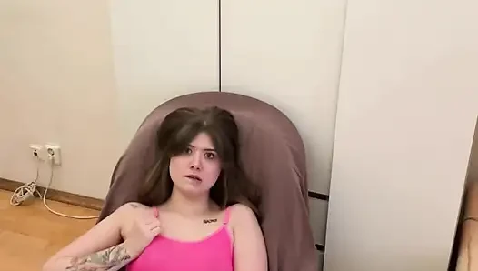 18 yaşındaki kız kamerada mastürbasyonla orgazm oluyor