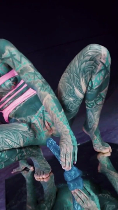 Dövmeli kız oyuncaklarla aynada kendini sikiyor anal oyun | Klip 1