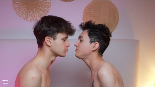 Amatör twink arkadaşlar prezervatifsiz sikişiyor