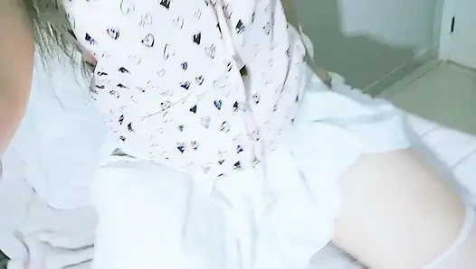 Sadece beyaz etekli ve sevimli bir tişört giyen sevimli bir kız yaramaz, dil fetişi ve mastürbasyon