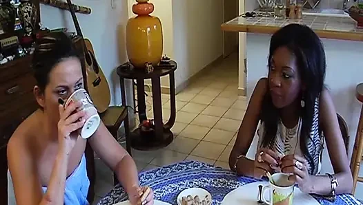 Fransa'dan zenci bebek amcığıyla oyununu izliyor