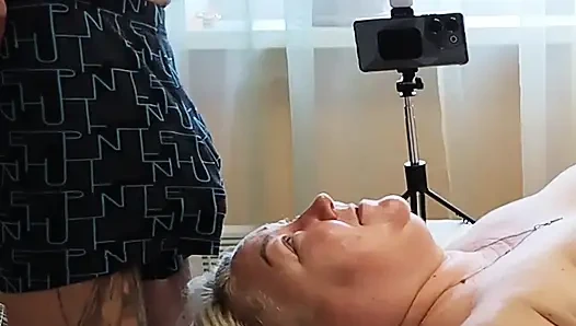 Sikimi sıvazlayıp kayınvalidemin boğazına sokuyorum ve sonra ağzına boşalıyor