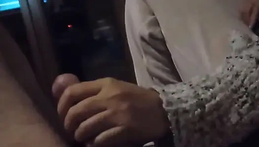 Bakış açısı Ateşli Asyalı Elle Muamele Godess Tarafından Boşalana Kadar Kanepede Elle Muamele