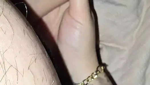 Üvey annem 9 inçlik yarağımı alıyor ve bana elle muamele çekiyor