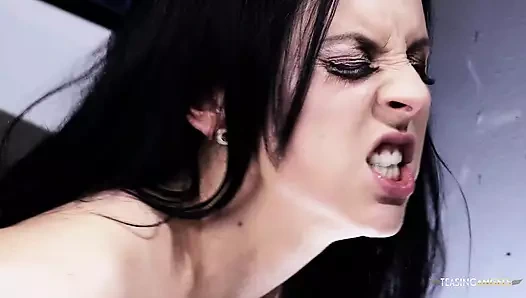 Striptiz kart oyunu Louise Jenson'ın çıplak ve sikilmeye hazır olmasıyla bitiyor