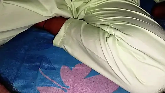 Karımı Tatil tatillerinde evde sevdim. Benimle seks yapmayı emmeyi seviyor