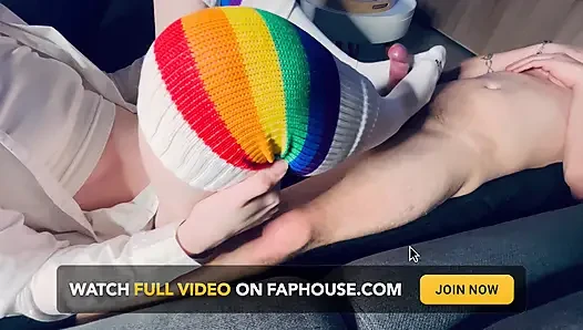 Üvey kardeşimi uzun çoraplarla sockjob yapıyorum