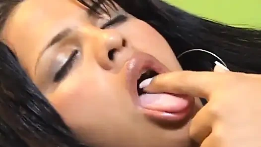 Güzel travesti sandalyede büyük ve tıraşlı yarağıyla oynuyor