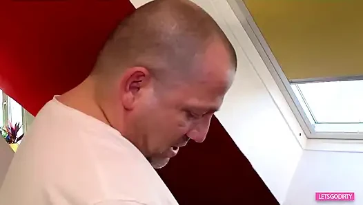 Güzel memeli ateşli pirsingli Alman kızıl saçlı üvey anne sert sikiliyor