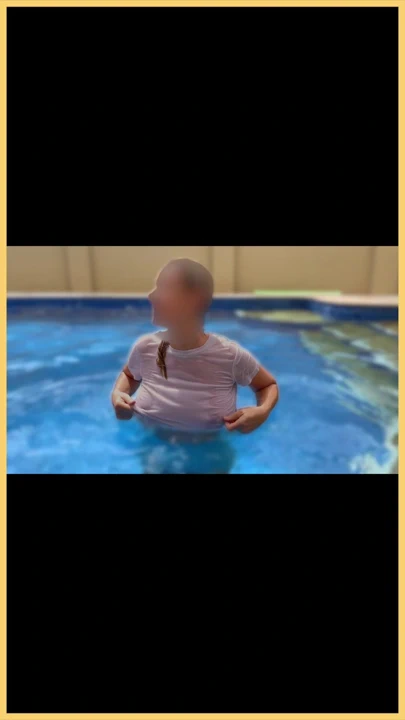 Mükemmel sütyensiz memeli evli kadın havuzda ıslak gömlek