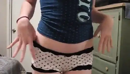 Genç kız külotunu gösteriyor