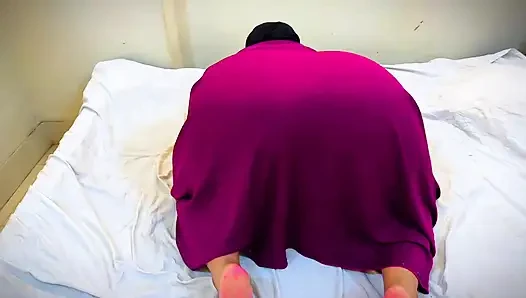 Arabisch Hijab-meisje stopt speeltje in mollig groot kontgaatje, plezier
