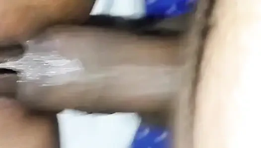 Hintli kadın sert sikişiyor ve ağzına boşalıyor
