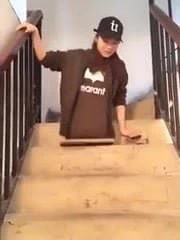 Güzel Çinli dhd merdivenlerden iniyor