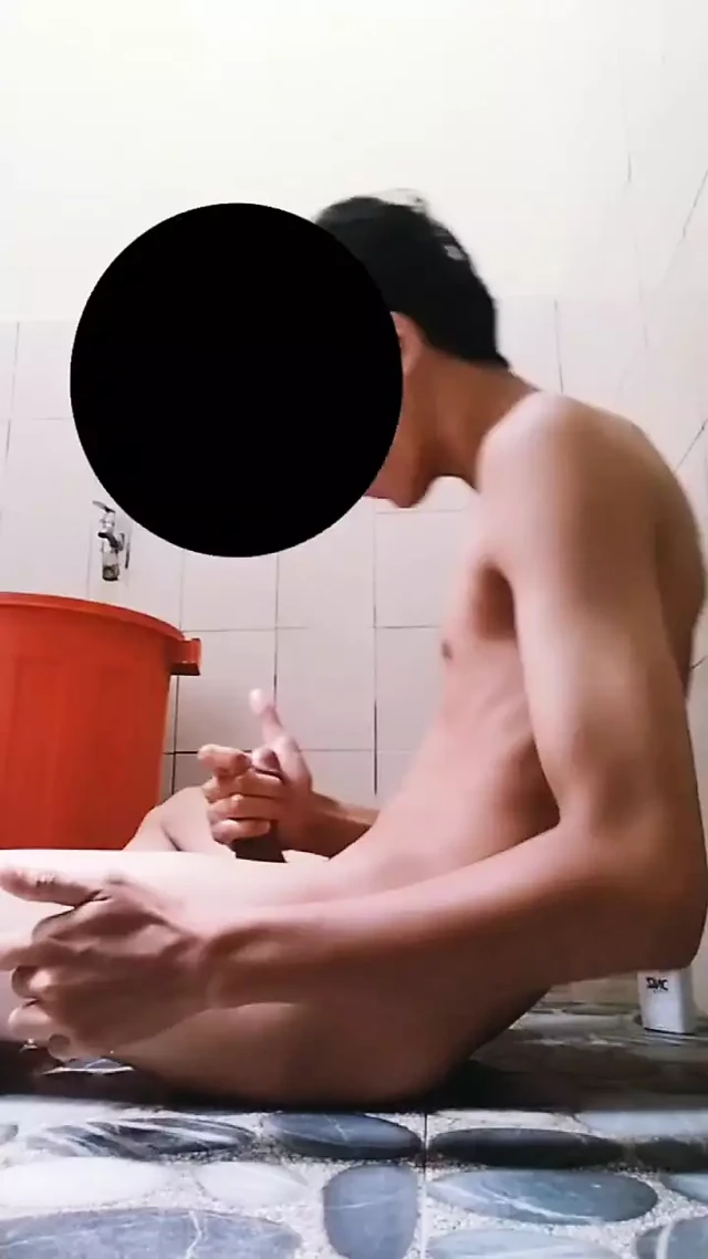 Yakışıklı genç gençler tuvalette mastürbasyon yapıyor