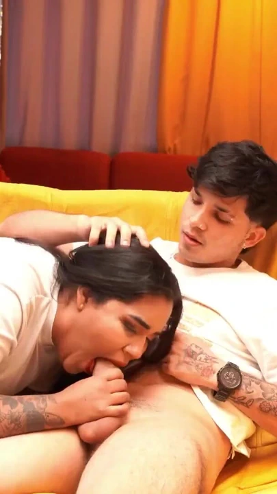 "Kız arkadaşımın büyük götlü arkadaşı ziyarete geliyor ve büyük bir yarakla kendini eğlendirmeyi biliyor."