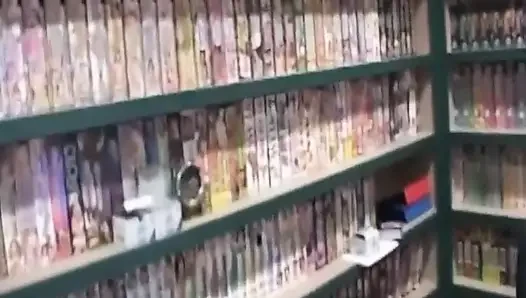 Olgun esmer orta yaşlı seksi kadın kanepede ıslak sakso çekiyor