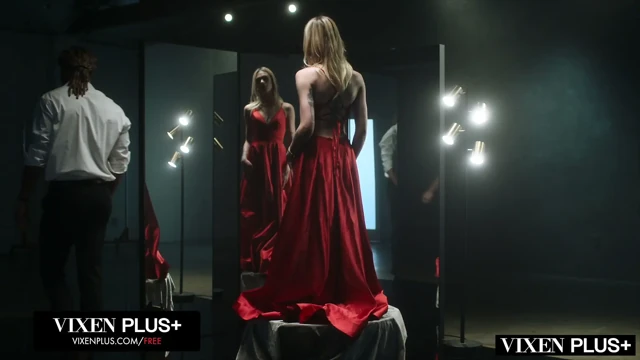 VIXENPLUS Minyon Sarışın Dylan Moore Dar Amını BBC ile Dolduruyor