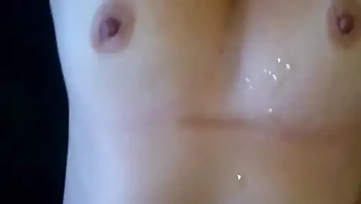 Kıllı amcığımı ovuyorum, böylece kocam bana döl püskürtebiliyor.