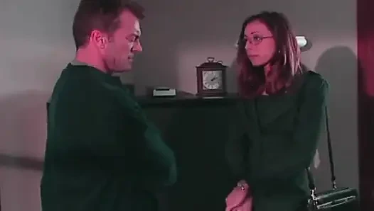 Banyoda baştan çıkarıcı esmer: tutkulu oral zevk