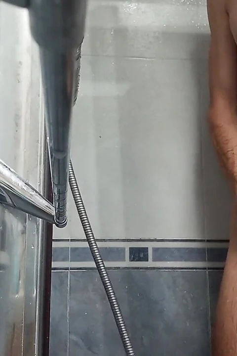 İnce kaslı vücutlu ve büyük sarkık yaraklı yakışıklı amatör senin için duş alıyor