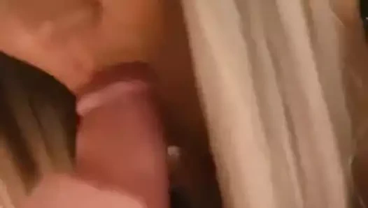 Sevimli sarışın süt yük içinde ona ağız