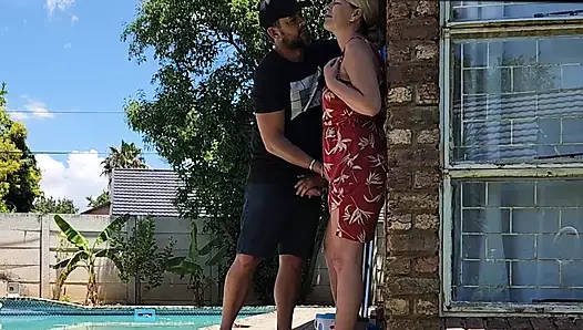 Yüzme havuzuna yardım ederken komşunun karısını neredeyse siktim