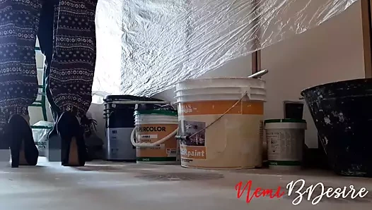 Ev işinden sonra, seksi karısı işçiye ödeme yapmak için oral seks verir